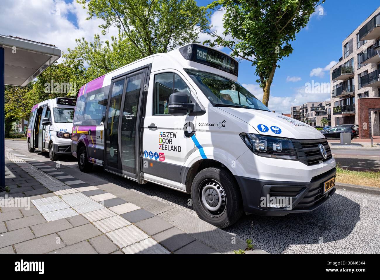 Connexxion Reizen porte Zeeland Volkswagen Crafter bus à la gare GOES Banque D'Images