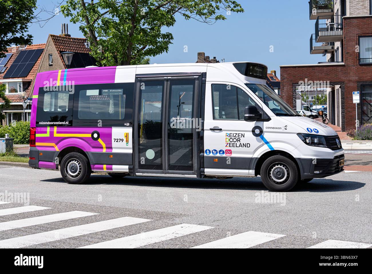 Connexxion Reizen porte Zeeland Volkswagen Crafter bus à la gare GOES Banque D'Images