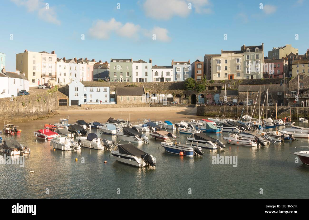 Bateaux amarrés dans le port de Tenby, Pembrokeshire, pays de Galles, Royaume-Uni Banque D'Images