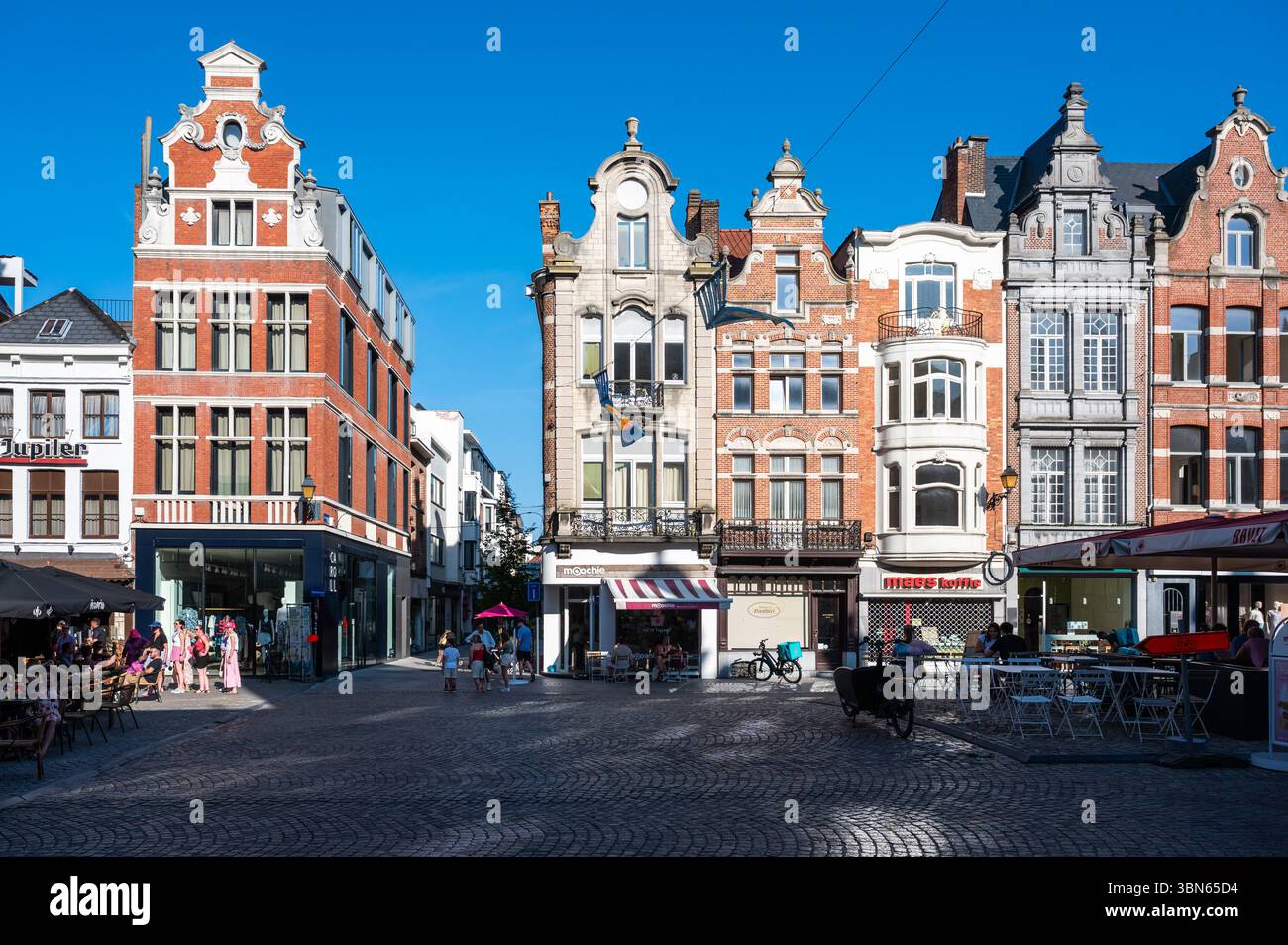 Bâtiments historiques et restaurants sur la place Ijzerenleen dans la vieille ville de Malines, province d'Anvers, Belgique 21 juin 2025 Banque D'Images