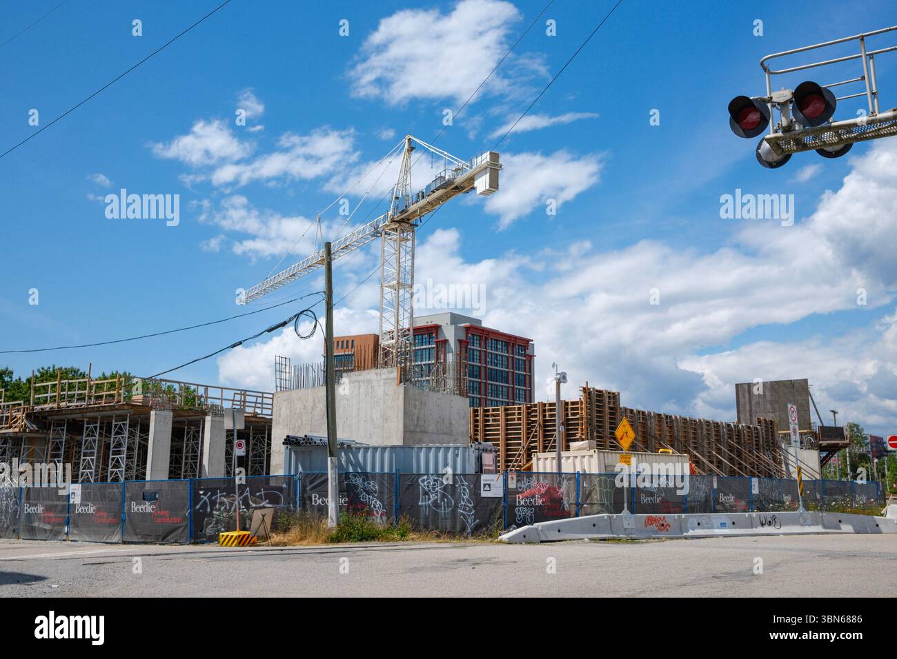 Construction de la nouvelle concession Tesla le long de la rue Prior par la voie ferrée à Strathcona, East Vancouver, C.-B. Banque D'Images