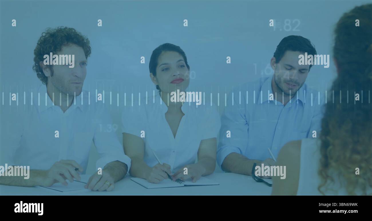 Animer le panel d'entrevue prendre des notes à la table de réunion, avec des cahiers et une superposition de forme d'onde Banque D'Images