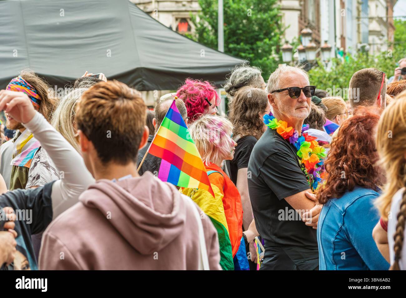 A Pride défilent aux couleurs vives de l'arc-en-ciel célébrant 10 ans d'égalité du mariage à Dublin Pride Parade. 28 juin 2025 Banque D'Images