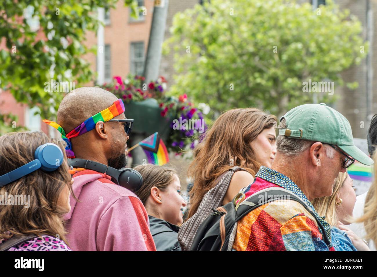 A Pride défilent aux couleurs vives de l'arc-en-ciel célébrant 10 ans d'égalité du mariage à Dublin Pride Parade. 28 juin 2025 Banque D'Images