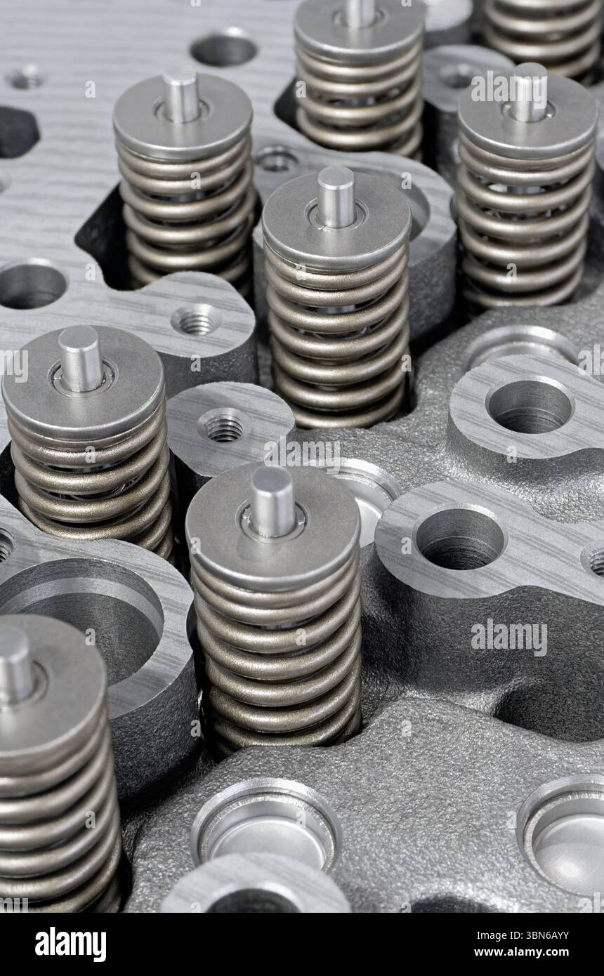 Culasse d'un moteur à combustion interne avec le couvercle déposé, soupapes, poussoirs, ressorts sont visibles. Gros plan, mise au point sélective, technolog Banque D'Images