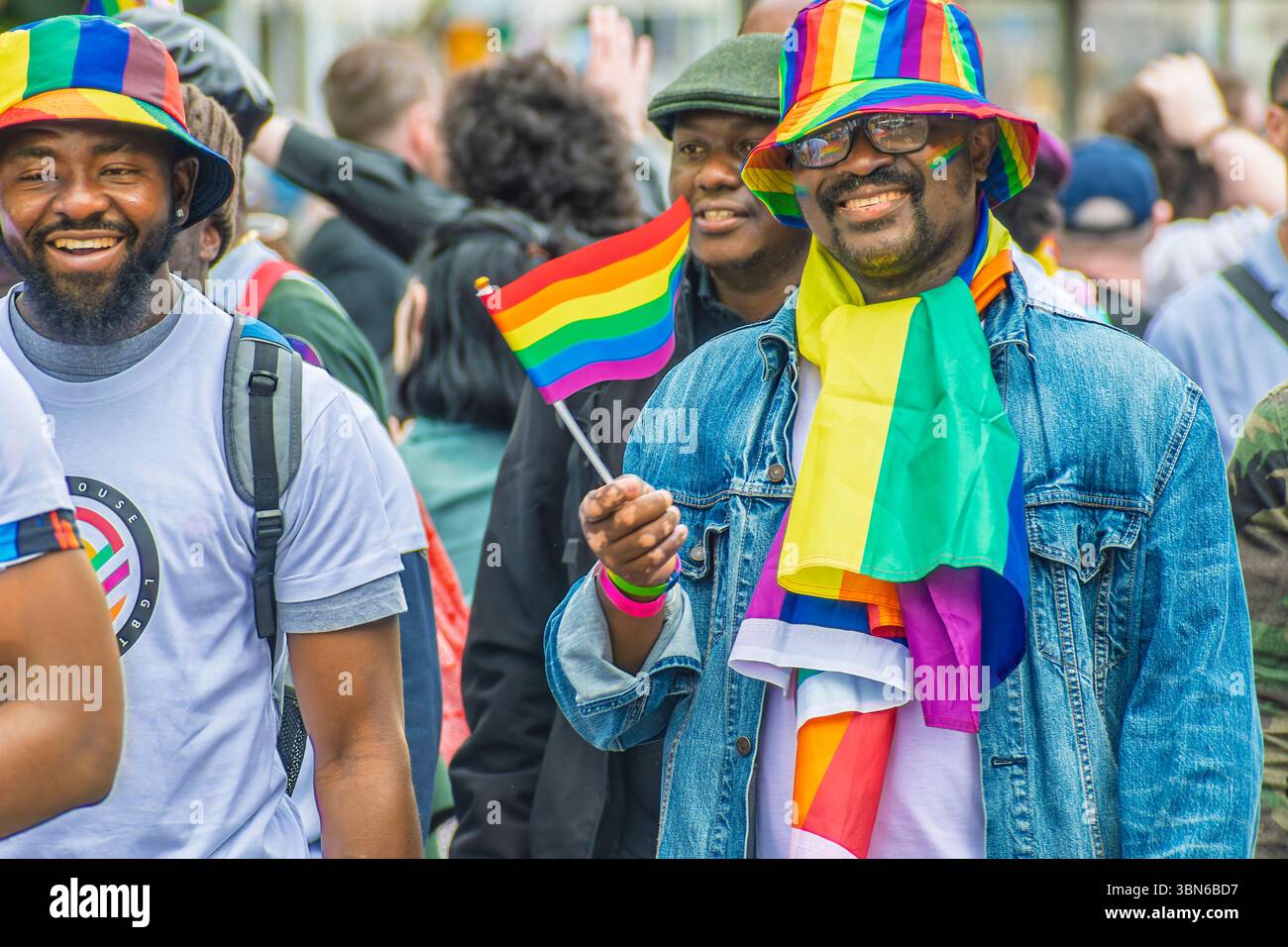 A Pride défilent aux couleurs vives de l'arc-en-ciel célébrant 10 ans d'égalité du mariage à Dublin Pride Parade. 28 juin 2025 Banque D'Images