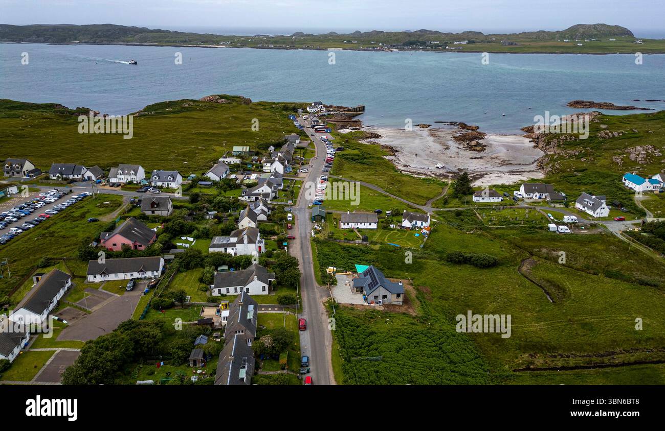 Vue aérienne par drone du ferry du Loch Buie approchant Fionnphort sur l'île de Mull, en Écosse Banque D'Images