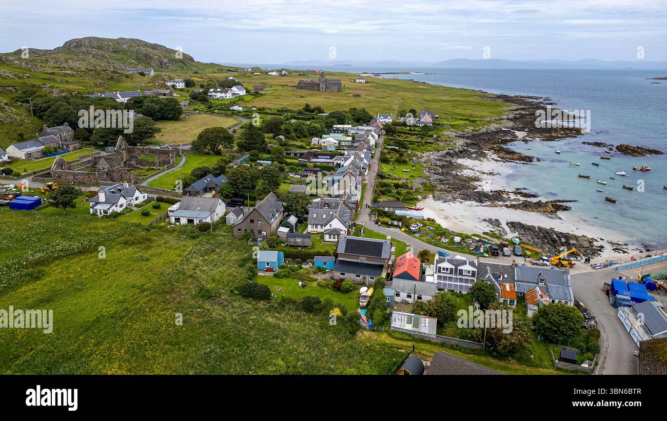 Vue aérienne par drone de Baile Mor, avec l'abbaye d'Iona au loin, île d'Iona, Hébrides intérieures, Écosse Banque D'Images