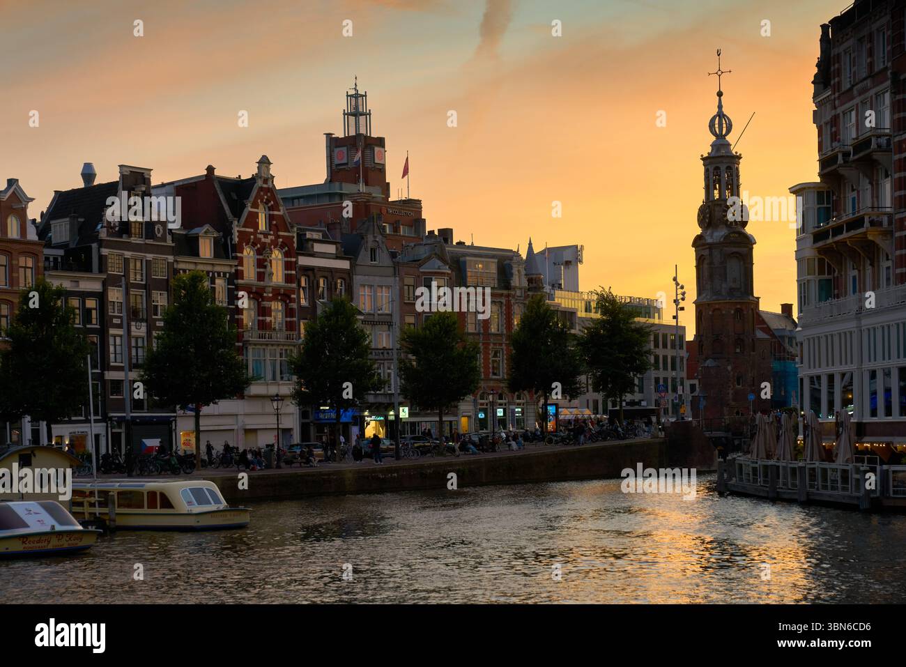 Amsterdam, pays-Bas – 17 septembre 2024 Tour historique Munttoren Amstel River Dusk Amsterdam. La tour historique Munttoren sur la rivière Amstel. Banque D'Images