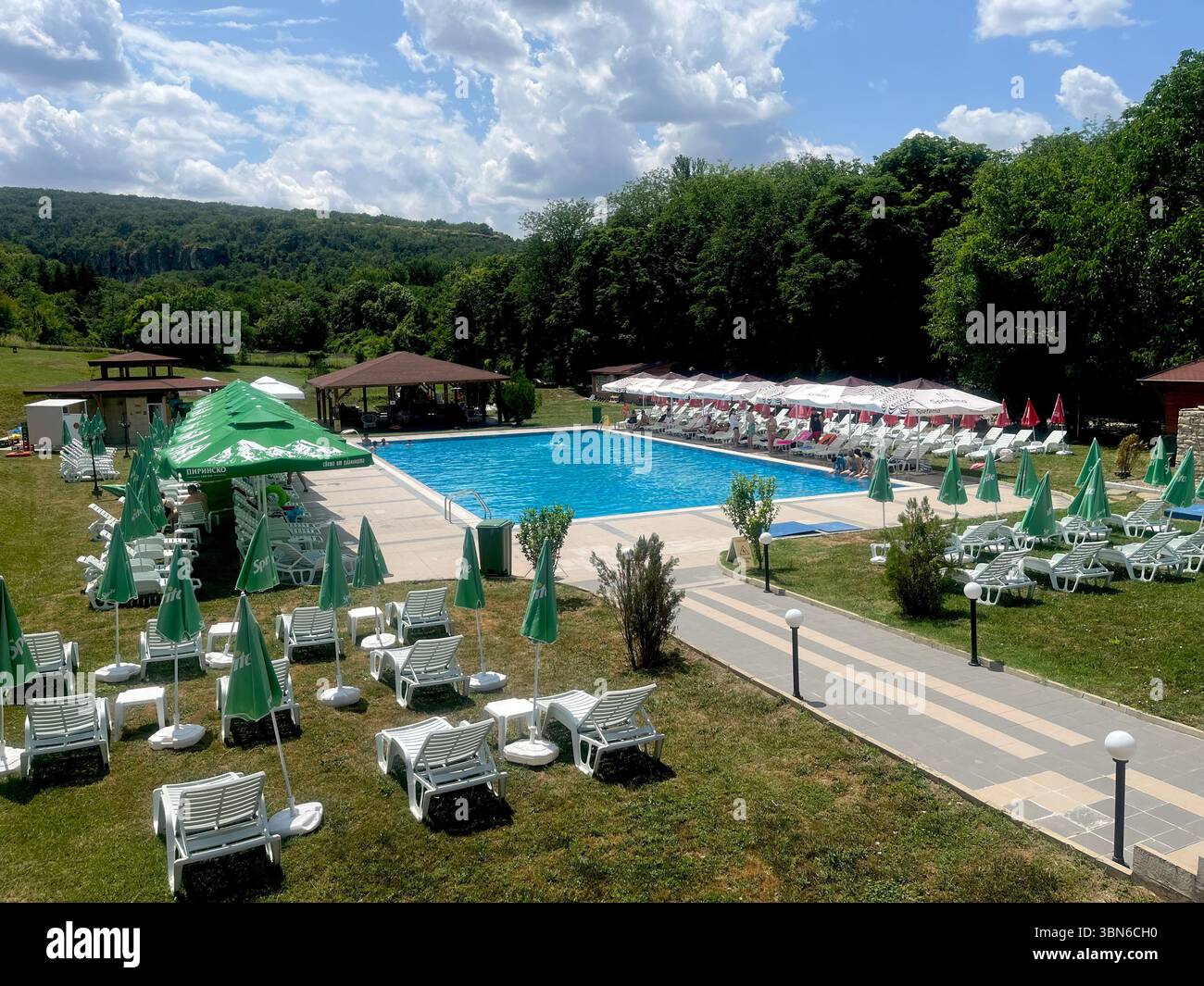 Piscine extérieure au centre d'accueil des cascades de Krushuna en Bulgarie rurale, Europe de l'est, Balkans - Image de stock capturée avec un smartphone