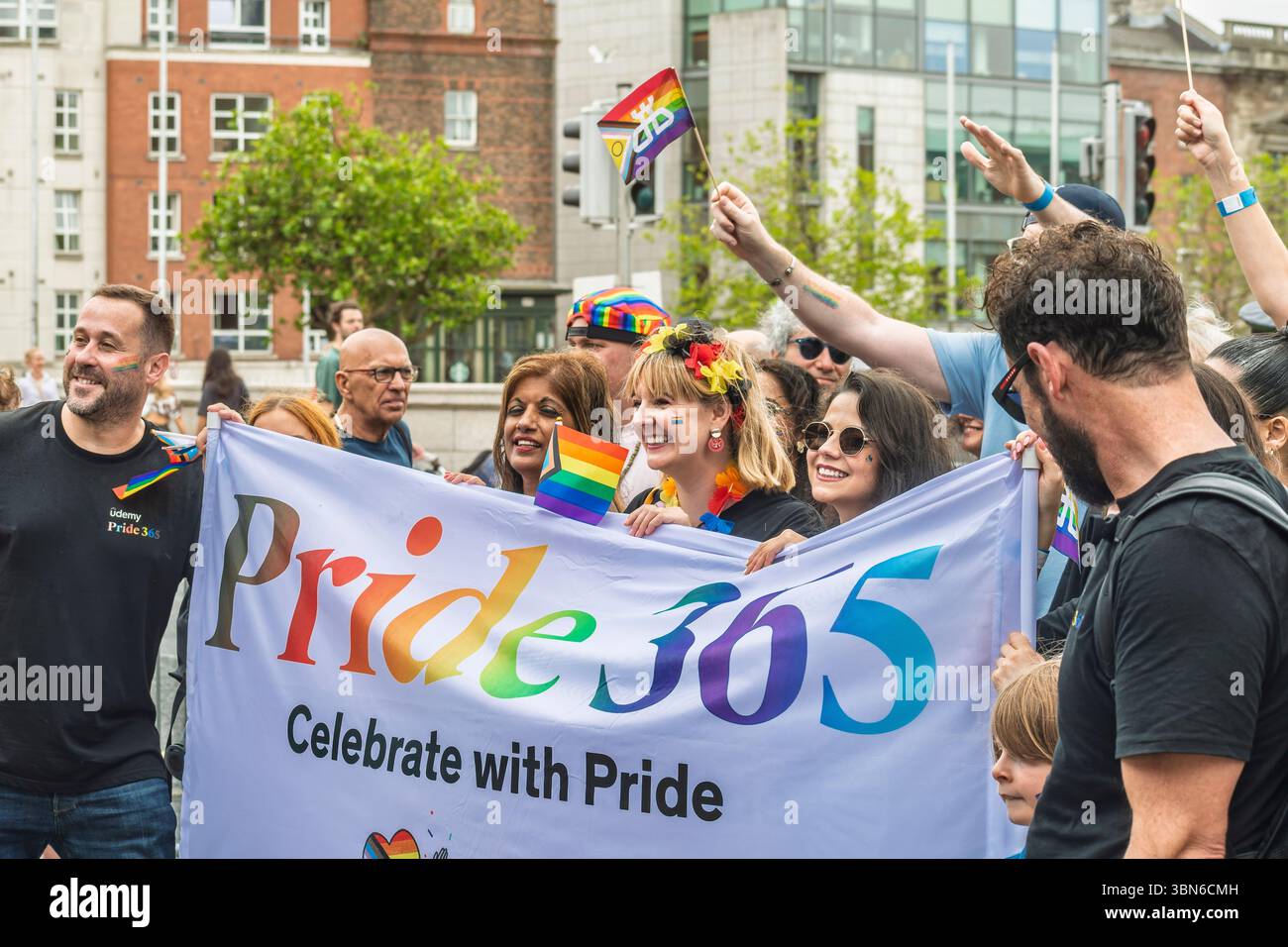 A Pride défilent aux couleurs vives de l'arc-en-ciel célébrant 10 ans d'égalité du mariage à Dublin Pride Parade. 28 juin 2025 Banque D'Images