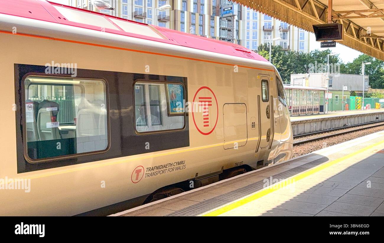 Cardiff, pays de Galles, Royaume-Uni - 18 juin 2025 : train de banlieue classe 756 à la gare centrale de Cardiff. L'opérateur ferroviaire est transport for Wales. - Image de stock capturée avec un smartphone