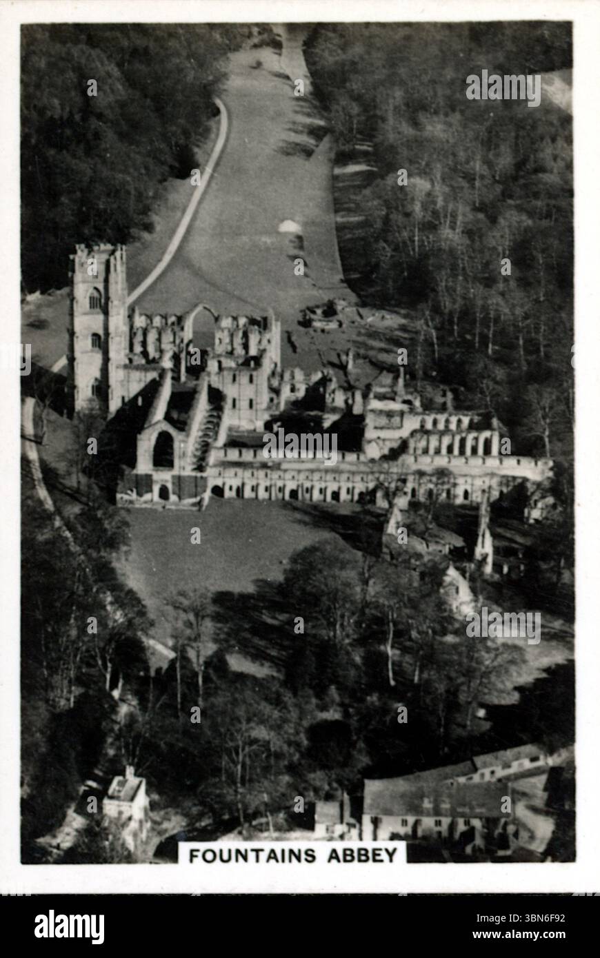 Vue aérienne de l'abbaye de Fountains à Ripon, Yorkshire, Angleterre, qui a été construite par des moines cisterciens au XIIe siècle. De la série de cartes de cigarettes 'Britain from the Air' qui a été publiée en 1939 par J.A. Pattreiouex Ltd., une compagnie de tabac basée à Manchester connue pour produire des cigarettes Senior Service. À cette époque, la société appartenait à Gallagher's.. Banque D'Images