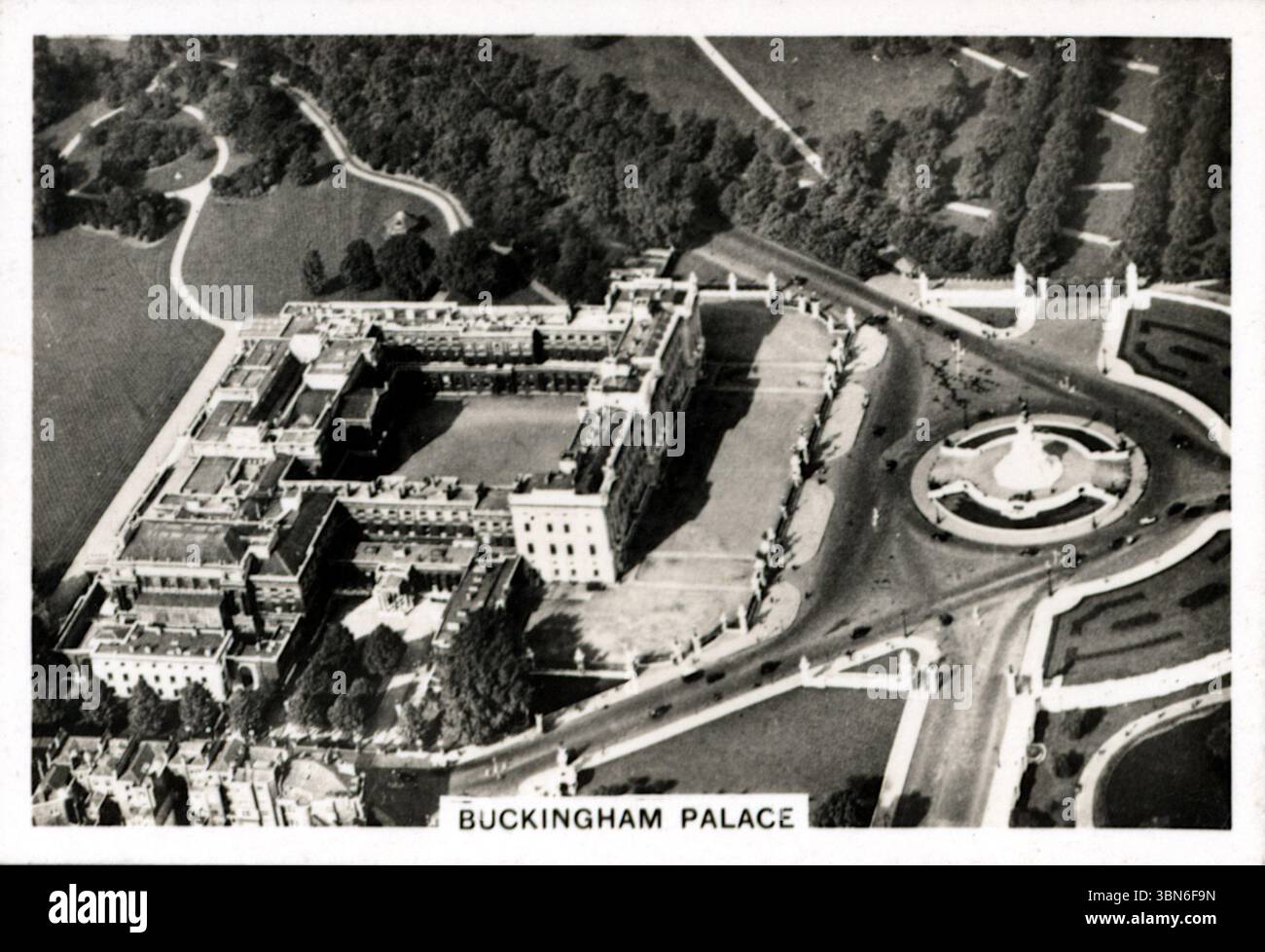 Vue aérienne du palais de Buckingham et de ses terrains - la résidence royale britannique qui a été peu utilisée jusqu'à ce que la reine Victoria commence son règne en 1837. De la série de cartes de cigarettes 'Britain from the Air' qui a été publiée en 1939 par J.A. Pattreiouex Ltd., une compagnie de tabac basée à Manchester connue pour produire des cigarettes Senior Service. À cette époque, la société appartenait à Gallagher's.. Banque D'Images
