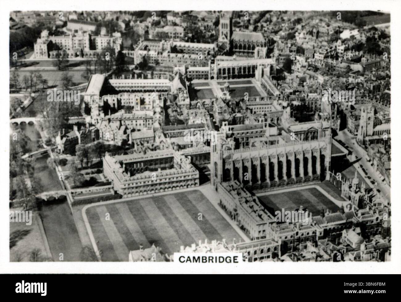 Vue aérienne de Cambridge, Angleterre - y compris la célèbre chapelle du King's College et l'ancienne bibliothèque de l'université et le Sénat. De la série de cartes de cigarettes 'Britain from the Air' qui a été publiée en 1939 par J.A. Pattreiouex Ltd., une compagnie de tabac basée à Manchester connue pour produire des cigarettes Senior Service. À cette époque, la société appartenait à Gallagher's.. Banque D'Images