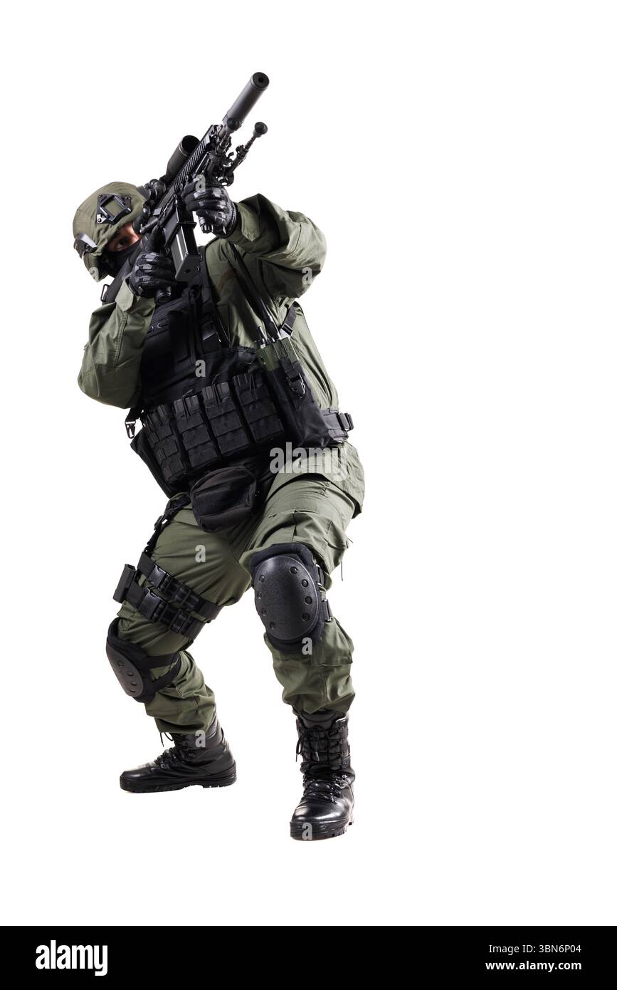 Un soldat en équipement tactique de protection complet, équipé d'un fusil, debout dans une position de combat préparée. Représentation de la stratégie, de la sécurité et du def Banque D'Images