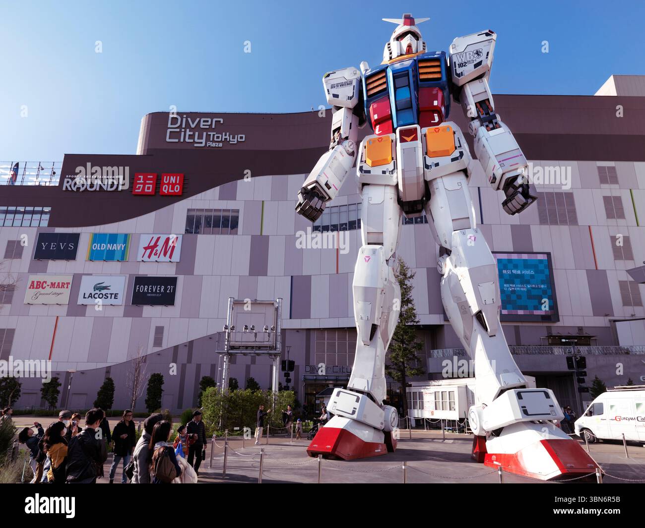 RX-78-2 Gundam robot géant lifesize statue devant Diver City, Odaiba, Tokyo, Japon Banque D'Images