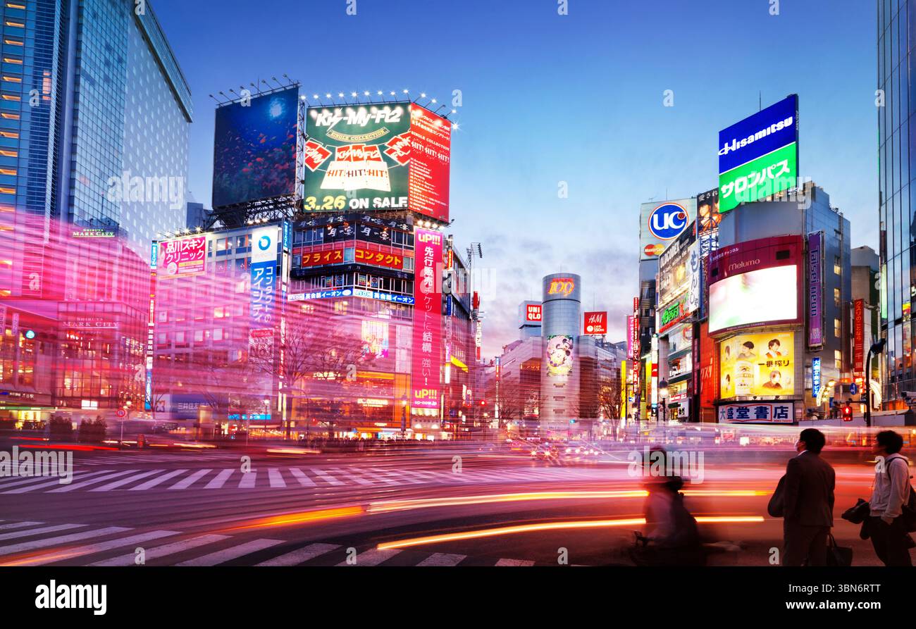 Paysage urbain coloré avec des sentiers de feux de circulation à l'intersection à Shibuya, Tokyo, Japon pendant le coucher du soleil. Banque D'Images