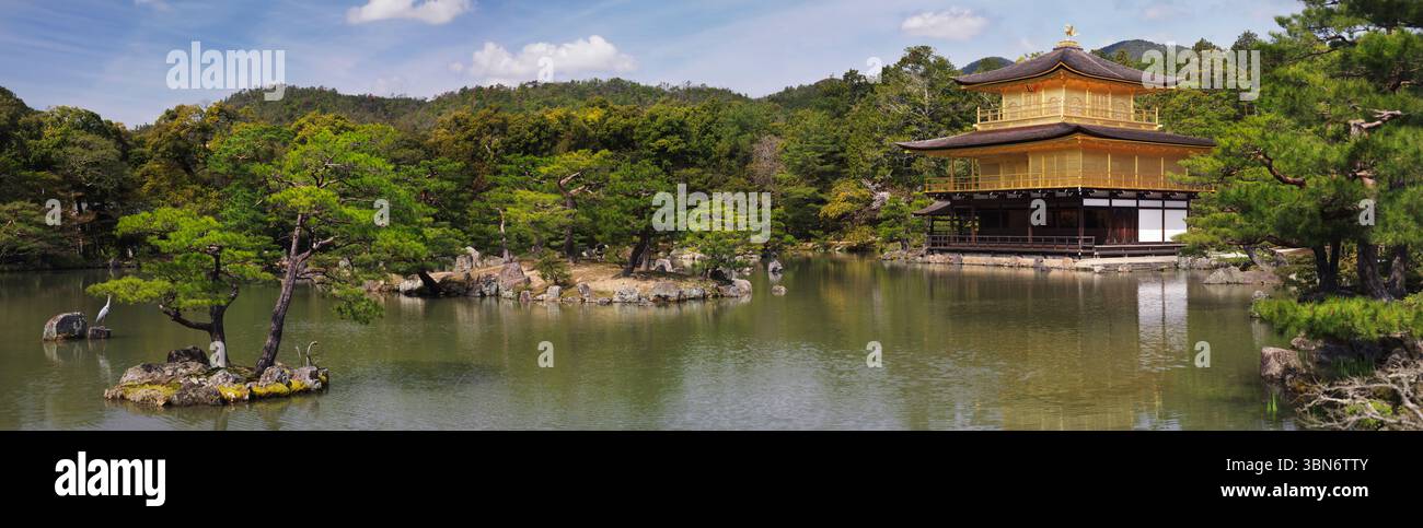 Le Kinkaku-ji, Temple du pavillon d'or une vue panoramique. Rokuon-ji, temple bouddhiste Zen à Kyoto, au Japon. Banque D'Images