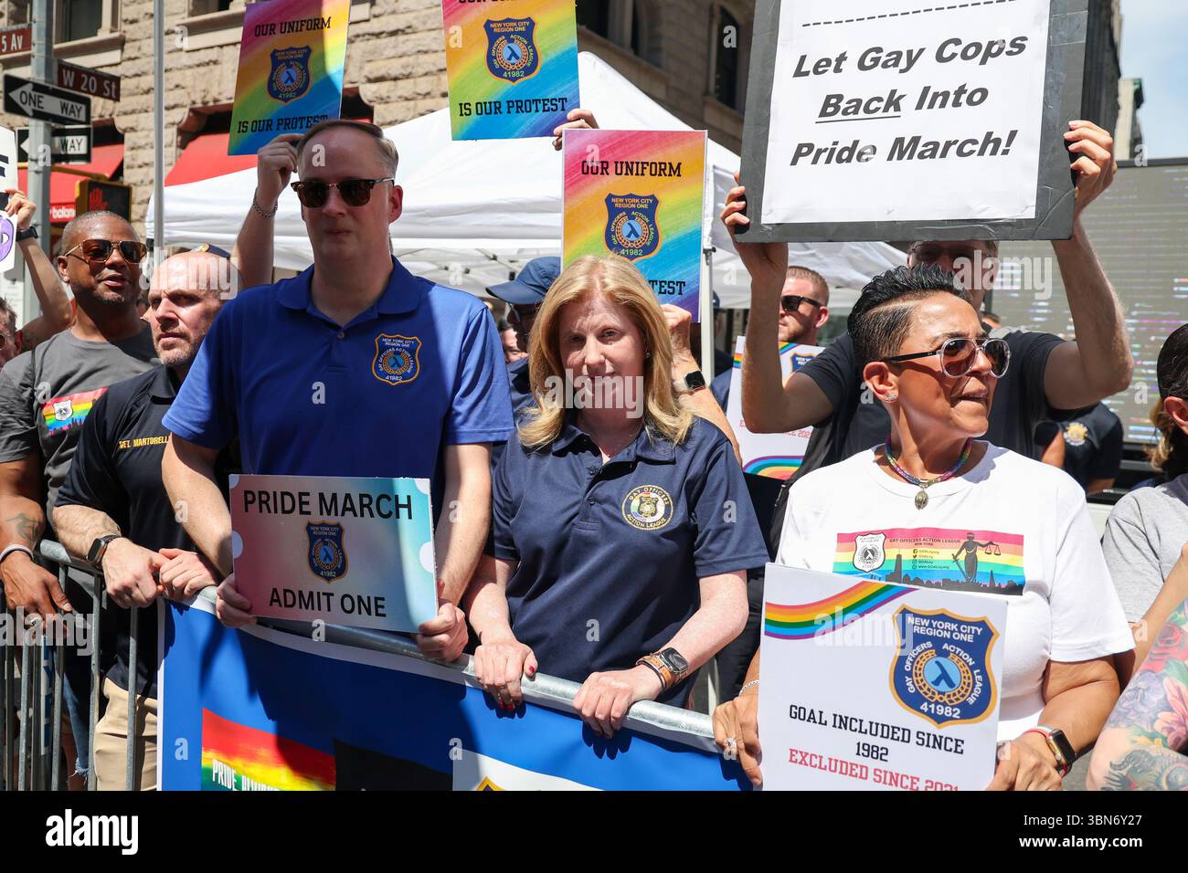 La commissaire de police de New York, Jessica S. Tisch, se tient debout avec ses collègues policiers en brandissant des pancartes soutenant les droits des officiers homosexuels de marcher pendant la parade de la fierté de New York, dimanche 29 juin 2025. (Photo : Gordon Donovan) Banque D'Images