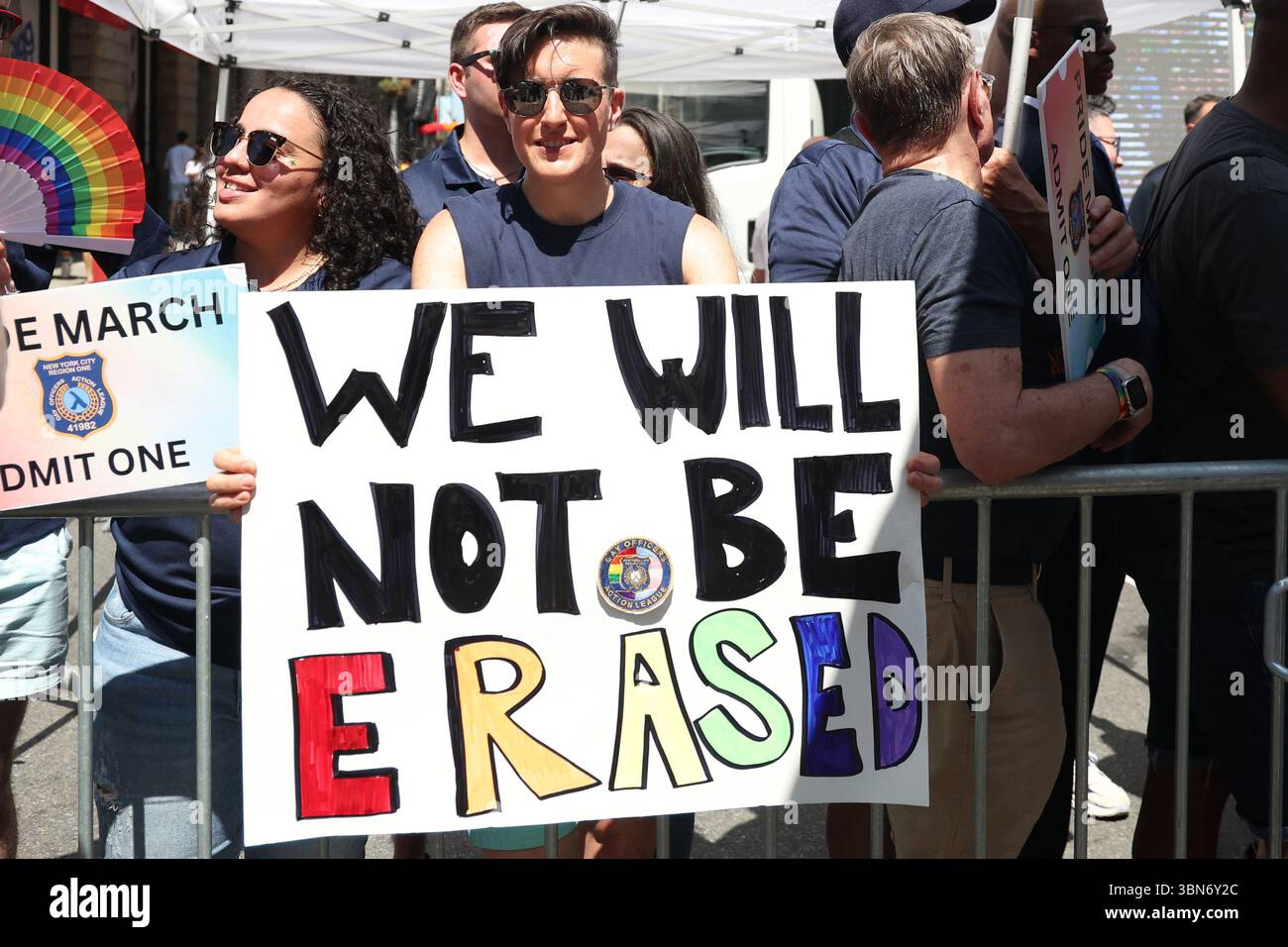 Un policier de New York tient une pancarte soutenant le droit des officiers homosexuels de marcher lors de la NYC Pride Parade à New York, le dimanche 29 juin 2025. (Photo : Gordon Donovan) Banque D'Images
