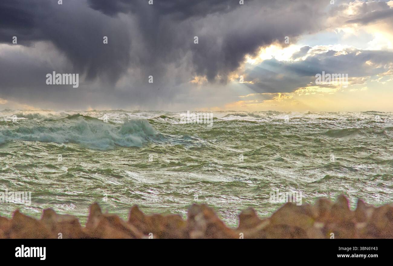 Les mers océaniques dans une tempête sont un objet fascinant à photographier Banque D'Images