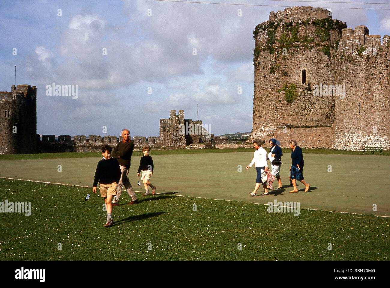 Années 1960 pays de Galles - Une famille visitant le château de Pembroke, Pembrokeshire, en 1966 Banque D'Images