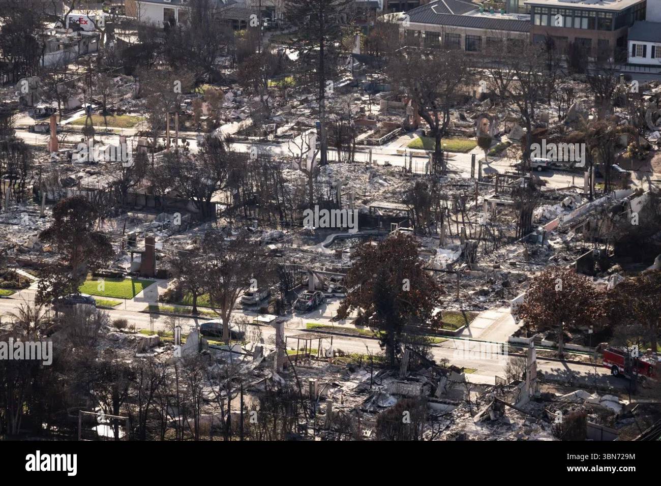 Vue aérienne de la destruction par les feux de forêt à Pacific Palisades, Californie, avec des dégâts et des débris domestiques étendus, 24 janvier 2025. Image reproduite avec l'aimable autorisation de la Maison Blanche. Banque D'Images