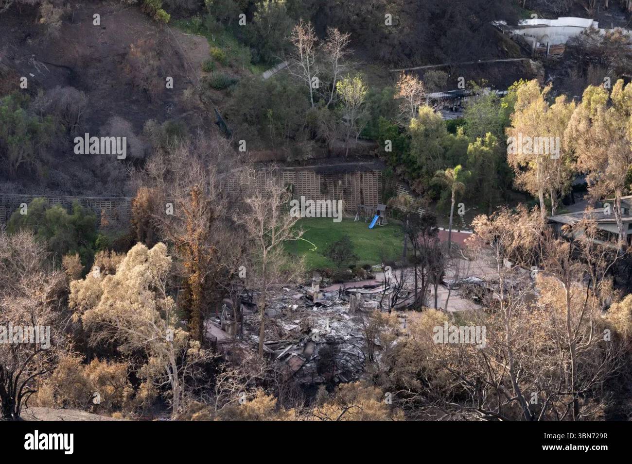 Vue aérienne de la destruction par un feu de forêt à Pacific Palisades, Californie, avec des dégâts domestiques et des débris généralisés, 24 janvier 2025.. Image reproduite avec l'aimable autorisation de la Maison Blanche. Banque D'Images