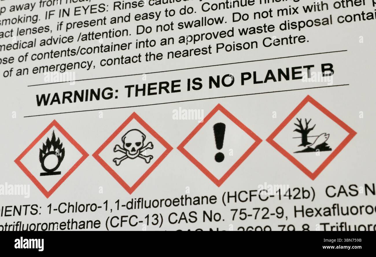 L’étiquette de danger combine des avertissements environnementaux et des symboles chimiques avec le message urgent « il n’y a pas de planète B », soulignant les risques écologiques Banque D'Images
