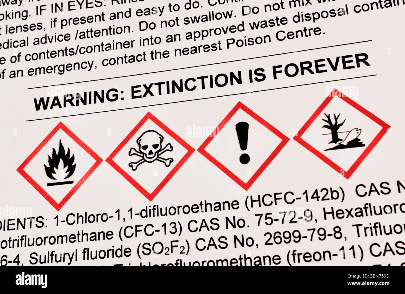 La lecture audacieuse de l’étiquette de danger « extinction is Forever » souligne la menace environnementale posée par les actions de l’humanité Banque D'Images