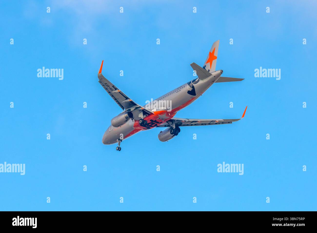 VH-VFV - Airbus A320-232 - avion Jetstar au-dessus de Sydney, Nouvelle-Galles du Sud, Australie. Prise le 12 avril 2025. Banque D'Images