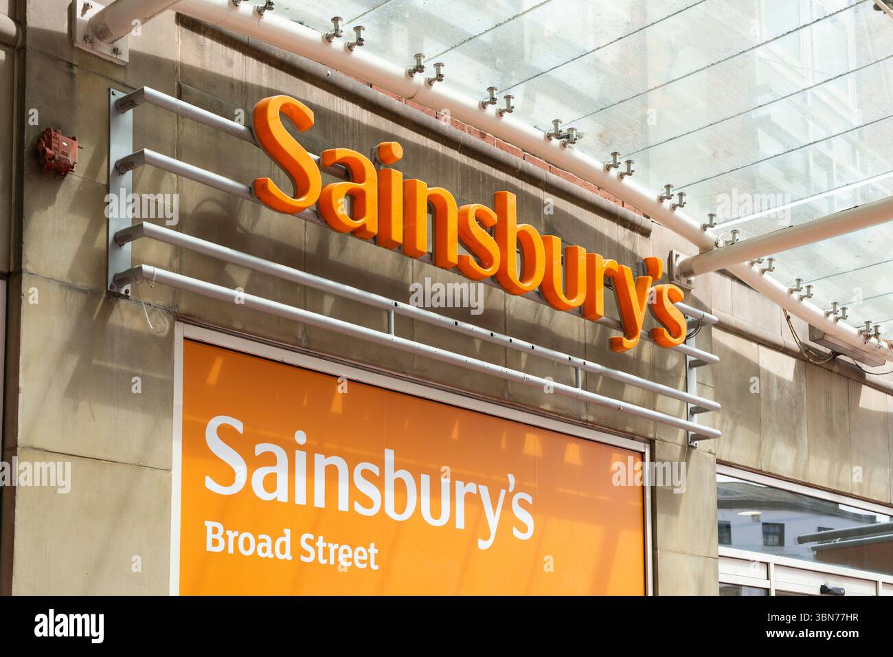 Supermarché de Sainsbury dans le centre-ville de Reading sur Broad Street, Royaume-Uni. Concept : coût de la vie, en magasin, prix des denrées alimentaires, économie britannique, inflation alimentaire Banque D'Images