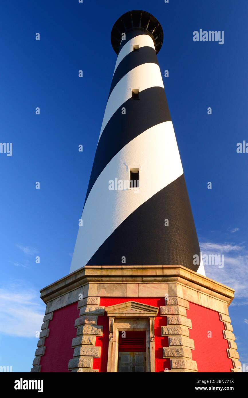 Le phare de Cape Hatteras, avec son motif de rayures noires et blanches tourbillonnantes, se dresse sur les rives extérieures de la Caroline du Nord Banque D'Images