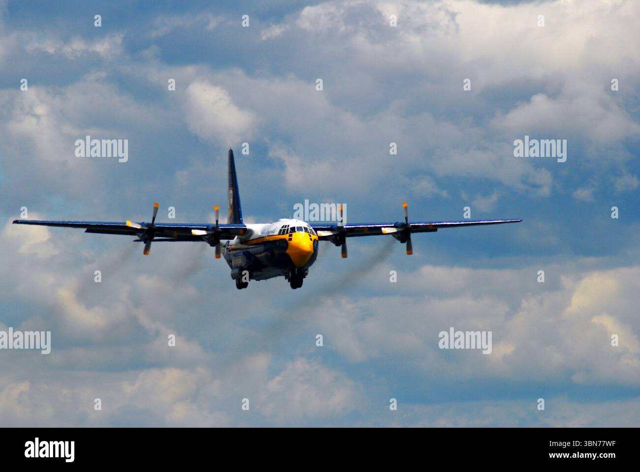 Un avion C-130 Hercules à hélice vole dans le ciel au-dessus de Wantagh, New York Banque D'Images