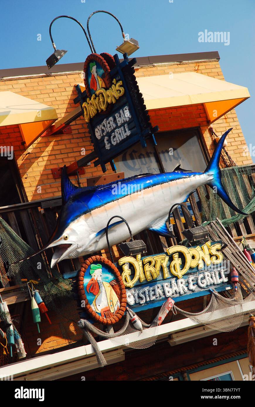 Un grand espadon pend au-dessus de l'entrée d'un restaurant de fruits de mer sur la promenade de Myrtle Beach, Caroline du Sud Banque D'Images