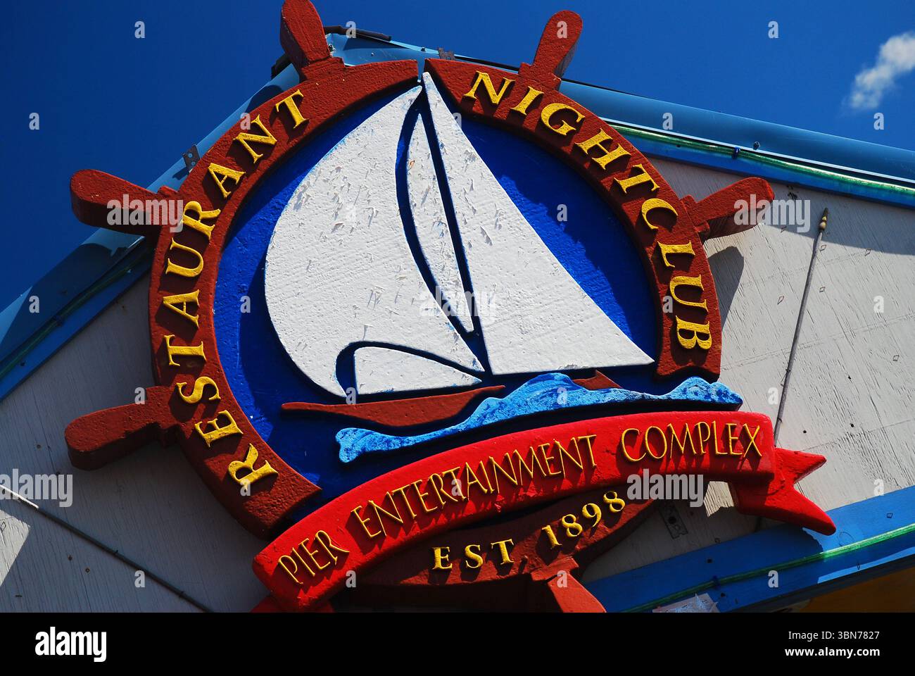 Un grand panneau en bois avec un voilier accueille les visiteurs à la jetée à Old Orchard Beach, dans le Maine Banque D'Images