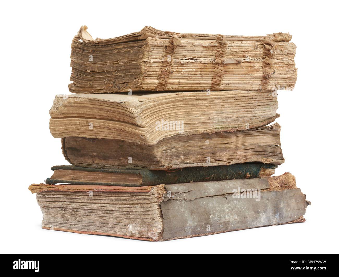 pile de vieux livres déchirés arrière-plan blanc isolé, livres décolorés et ruinés avec couvertures manquantes révélant des pages reliées et des bords effilochés, vue de côté Banque D'Images
