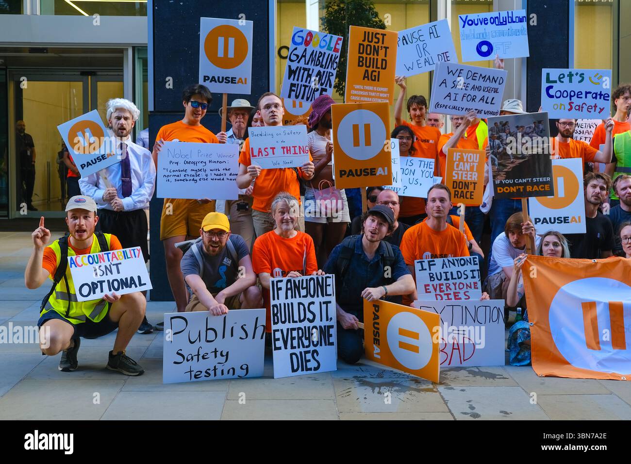 Pause les activistes de l'IA manifestent devant Google DeepMind pour exiger une plus grande transparence et une réglementation de la part des entreprises de technologie de l'IA afin d'assurer un développement plus sûr. Banque D'Images