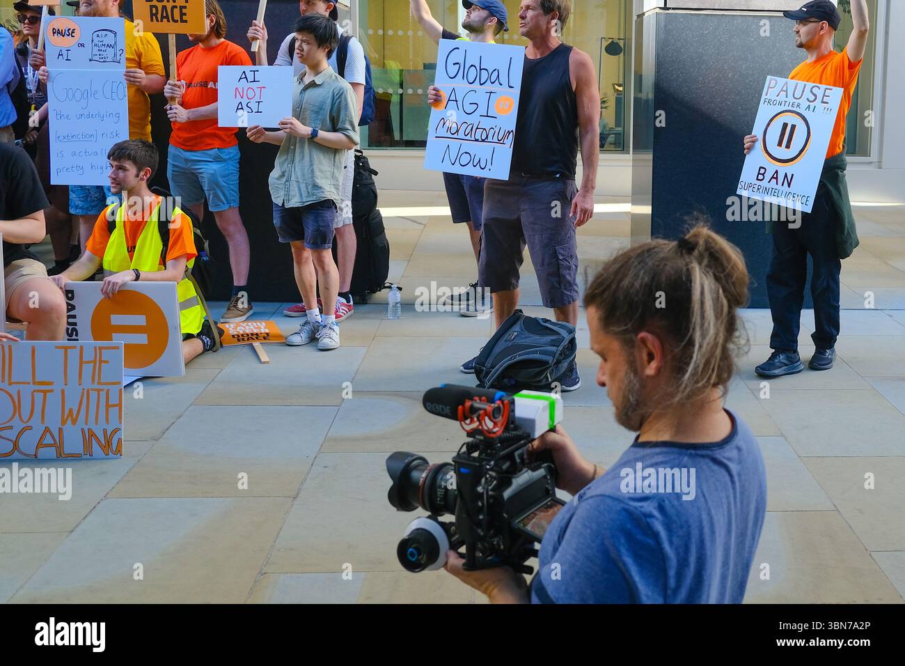 Pause les activistes de l'IA manifestent devant Google DeepMind pour exiger une plus grande transparence et une réglementation de la part des entreprises de technologie de l'IA afin d'assurer un développement plus sûr. Banque D'Images