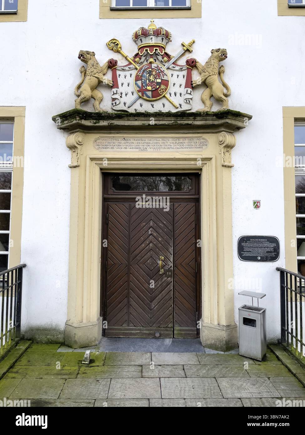 Tor Tor entrée au château de Borbeck, au-dessus, les armoiries du chapitre de la cathédrale d'Essen avec deux épées dorées croisées, étoile dorée et palmiers Banque D'Images