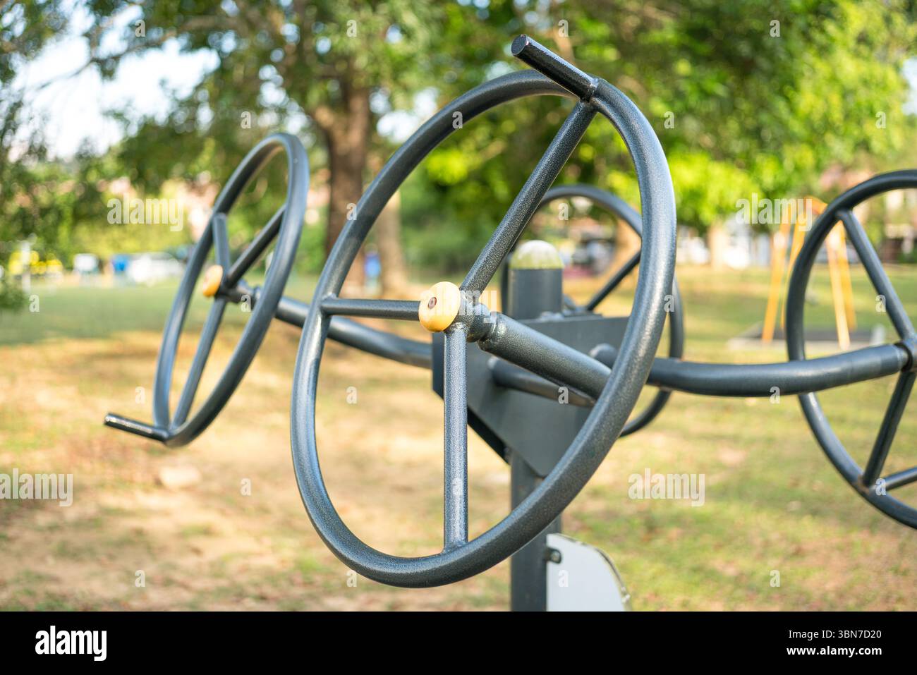 Double roue d'étirement dans le parc, l'exercice ou l'équipement de fitness. Gymnase extérieur. Banque D'Images