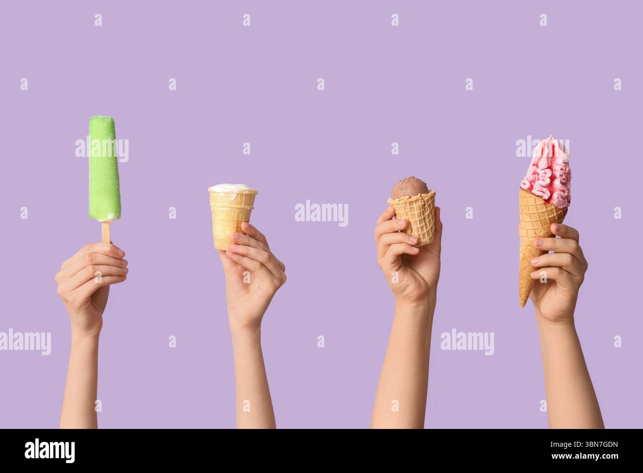 Mains féminines avec différentes glaces sucrées sur fond lilas Banque D'Images