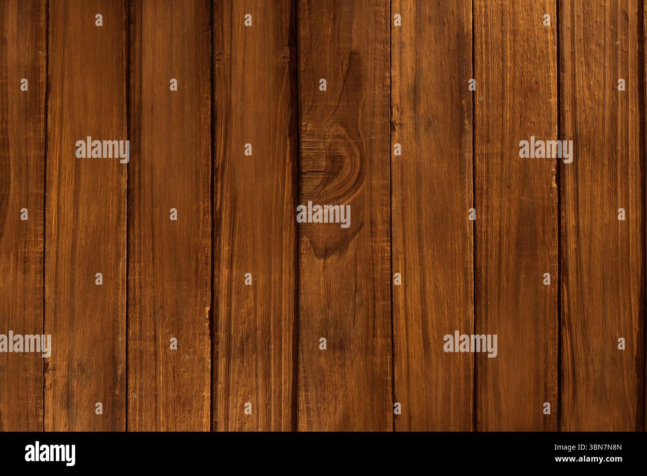 La surface uniforme de panneau en bois présente des planches verticales altérées dans un design plat, grain naturel Banque D'Images