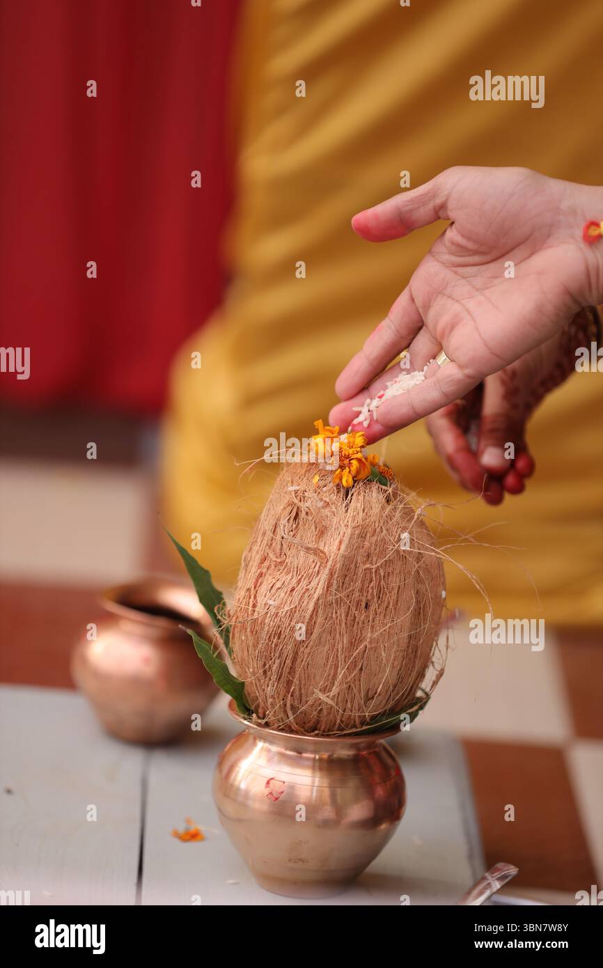 Cette image montre un rituel Kalash Sthapana, une partie sacrée des cérémonies hindoues, en particulier les mariages et les pujas. Banque D'Images