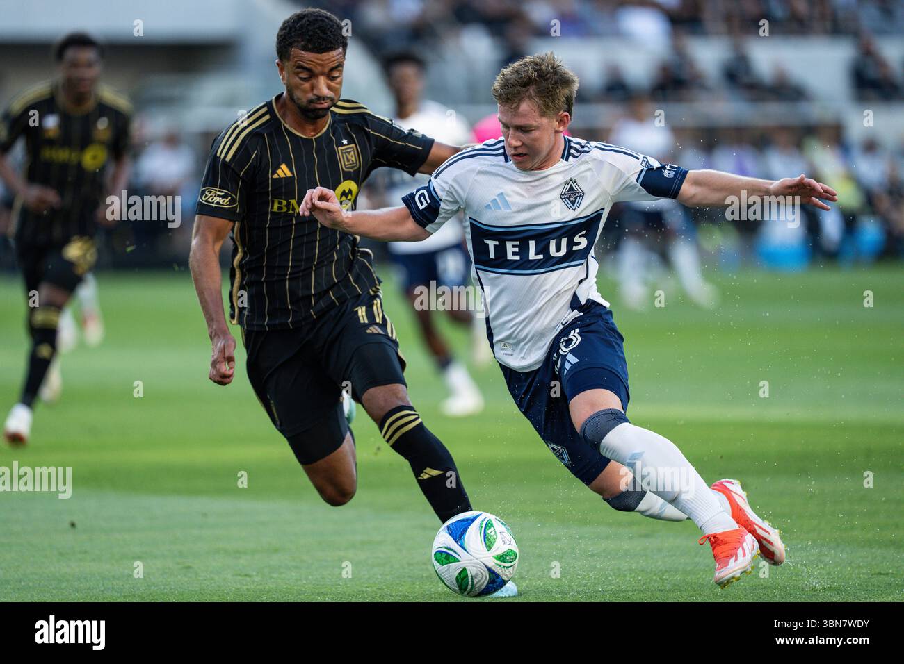Le défenseur des Whitecaps de Vancouver, Tate Johnson (28 ans), est défié par le milieu de terrain du LAFC Timothy Tillman (11 ans) lors d'un match de la MLS, le dimanche 29 juin 2025, au stade BMO, à Los Angeles, CA. Les Whitecaps ont battu le LAFC 1-0. (Jon Endow/image du sport) Banque D'Images