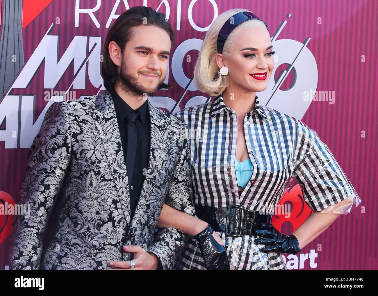 (FILE) Katy Perry et Orlando Bloom se sont séparés après près de 10 ans ensemble. LOS ANGELES, CALIFORNIE, États-Unis - 14 MARS : Zedd (Anton Zaslavski) et la chanteuse américaine, auteur-compositeur et personnalité de la télévision Katy Perry portant une robe Paskal, des gants Majesty Black, des boucles d'oreilles Vintage et des chaussures des collections Katy Perry arrivent aux iHeartRadio Music Awards 2019 qui se tiennent au Microsoft Theater at L.A. Live le 14 mars 2019 à Los Angeles, Californie, États-Unis. (Photo de Xavier Collin/image Press Agency) Banque D'Images