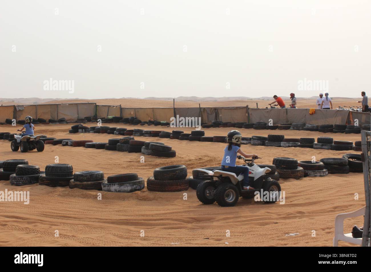 Une dune de sable qui s'éloigne de la route. Buggy de rallye utv dans le désert de Dubaï Banque D'Images