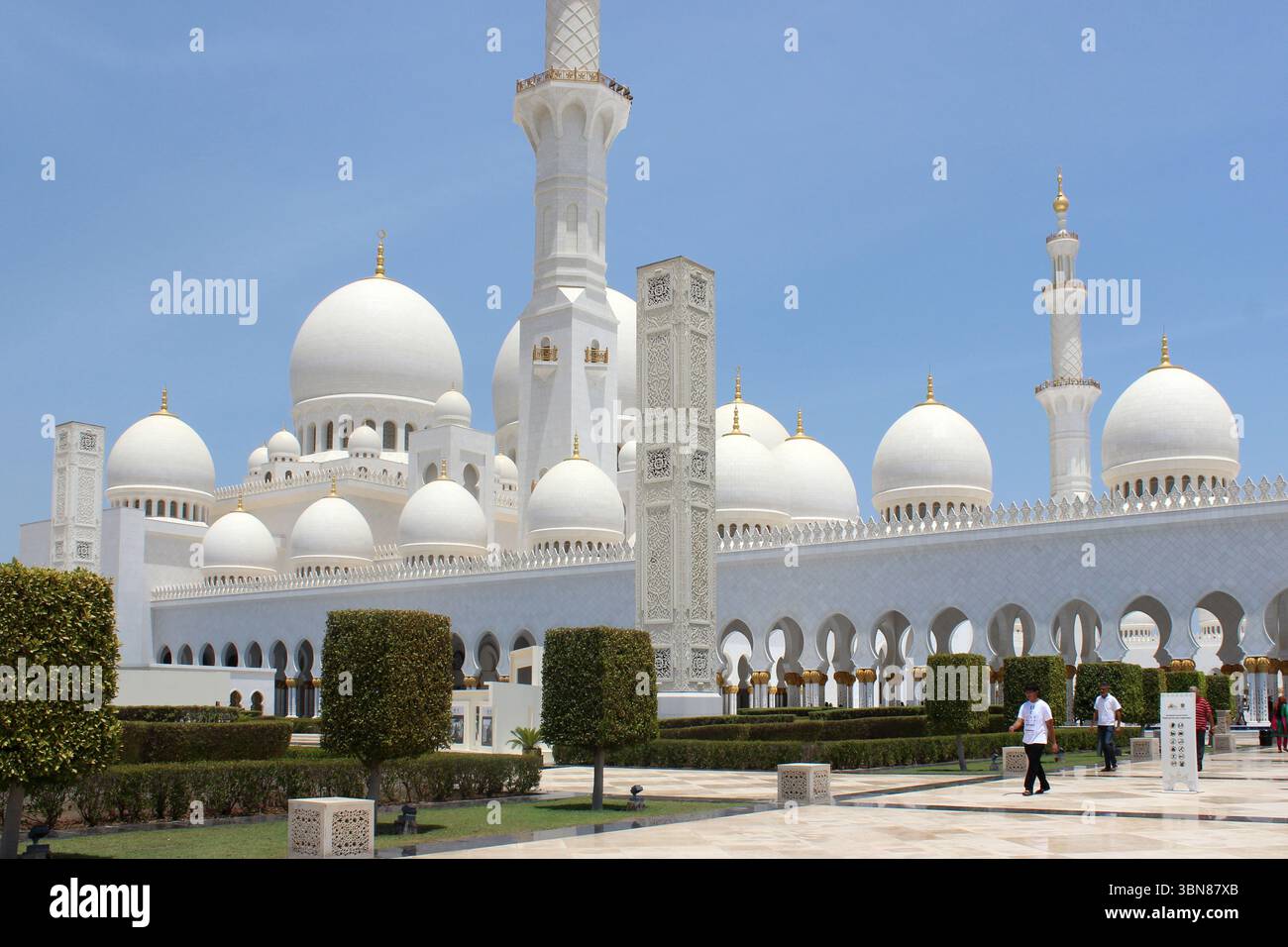 Un aperçu captivant de la merveille architecturale islamique, Sheikh Zayed Grande Mosquée Abu Dhabi eau. Banque D'Images