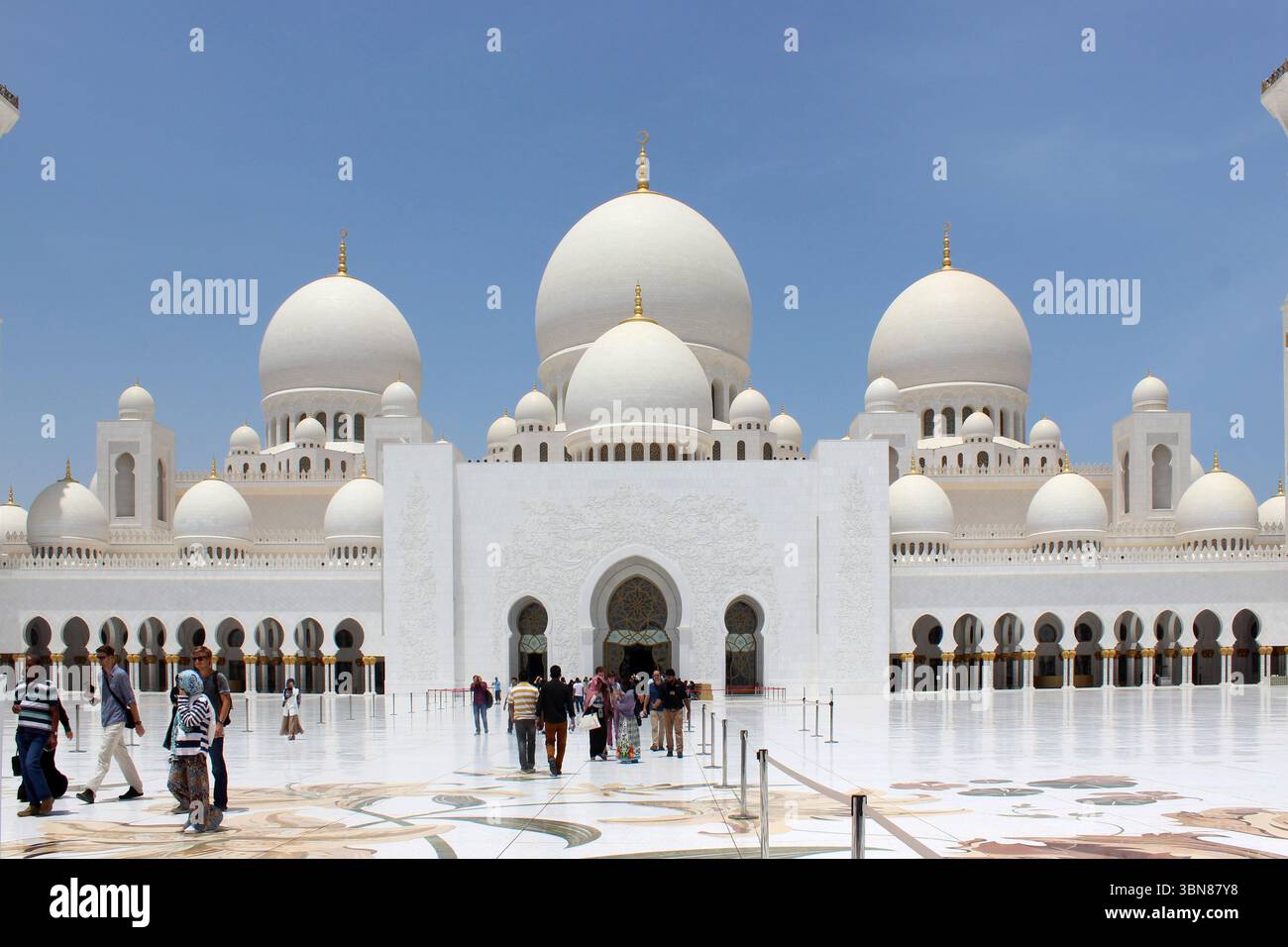 Un aperçu captivant de la merveille architecturale islamique, Sheikh Zayed Grande Mosquée Abu Dhabi eau. Banque D'Images